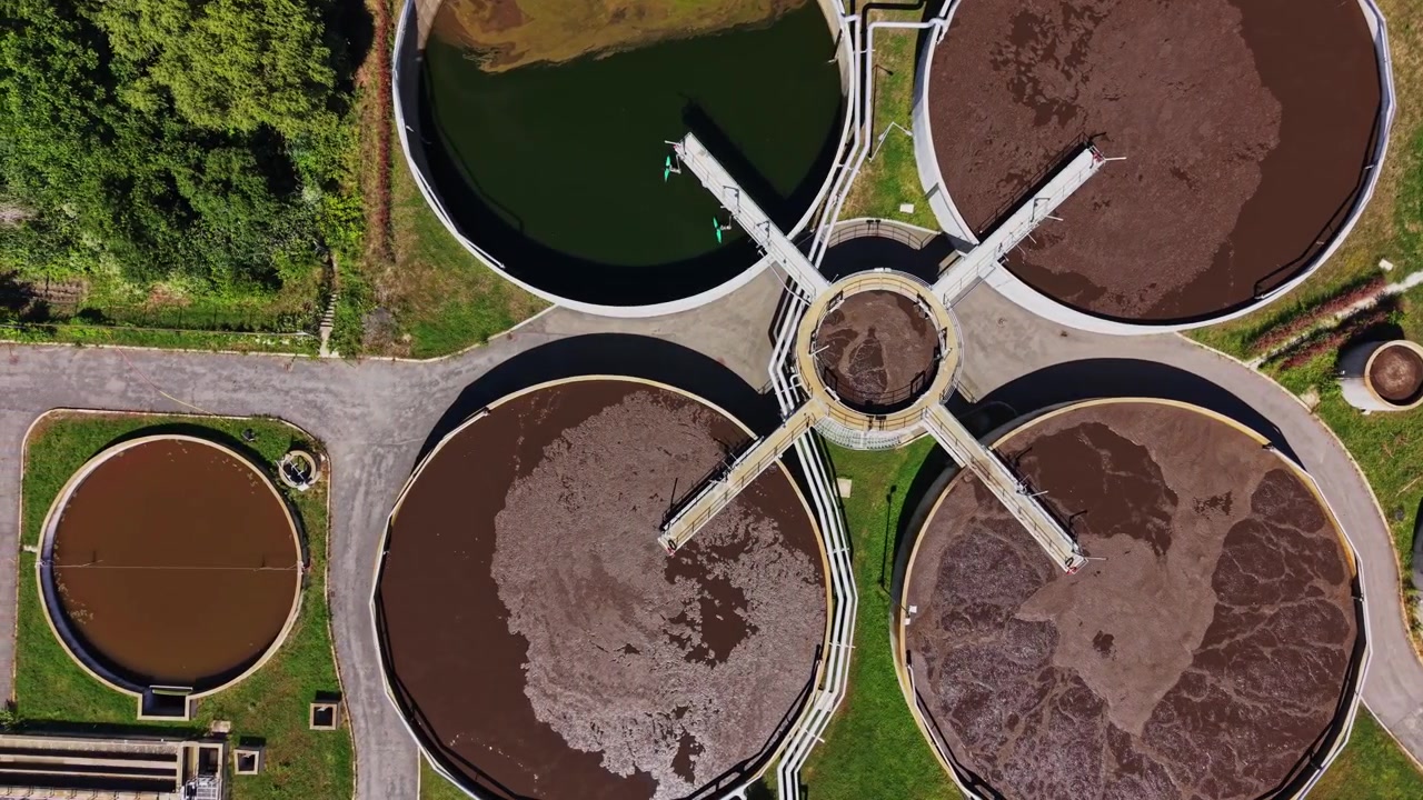 Planta de tratamiento de aguas residuales procesa agua durante el día