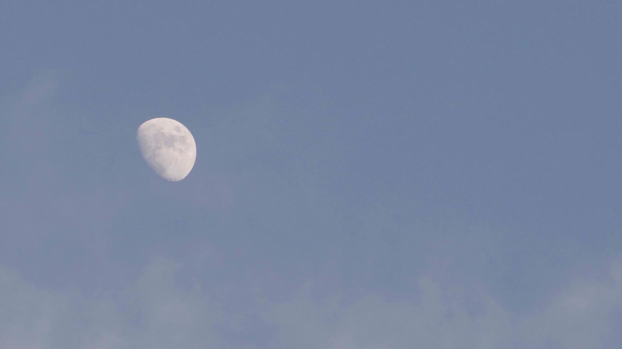 The mysterious half moon in the sky Cool, beautiful nature