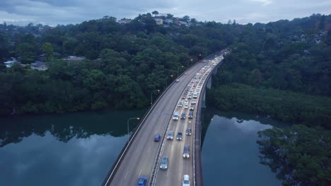 Siguiendo-El-Tráfico-Del-Puente-Durante-La-Hora-Pico-Sobre-El-Puerto-Medio,-Sydney