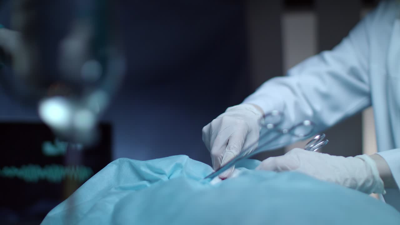 operación quirúrgica. mano de cirugía con herramienta médica. cirujanos operando