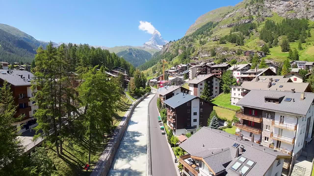 zermatt, suiza, europa en primavera, vuelo hacia matterhorn y los alpes suizos en el fondo