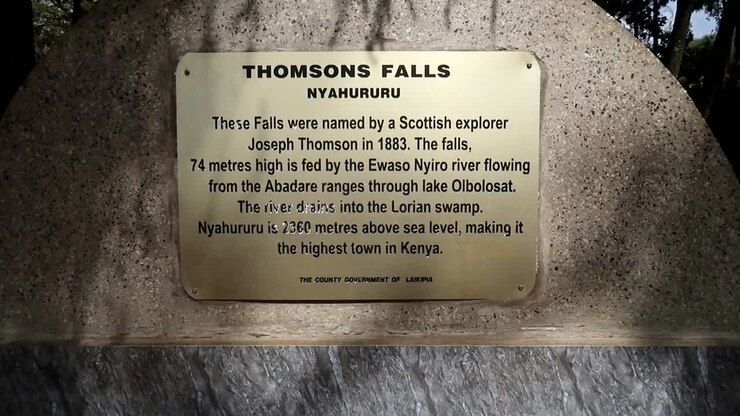 Cartello informativo dorato in pietra delle Cascate Thomson a Nyahururu, Kenya, Africa.