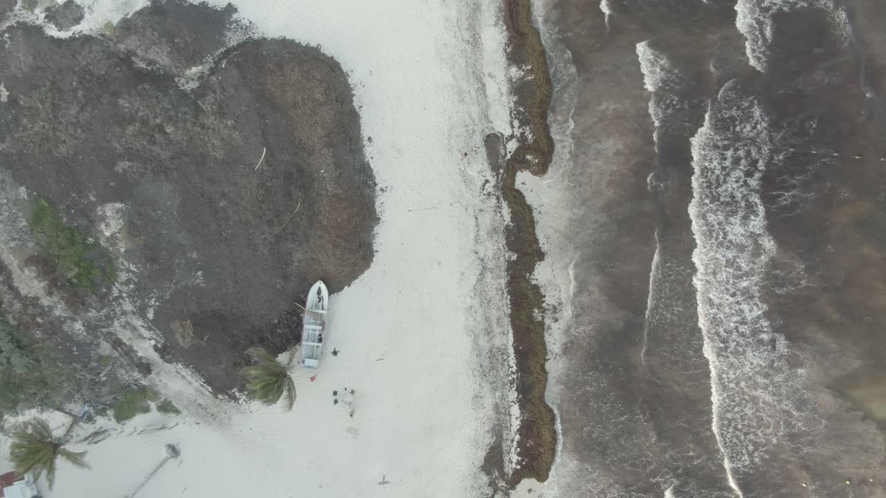vacaciones en playa tulum, playa paradisiaca en tulum, mar tomado por algas sargazos 12