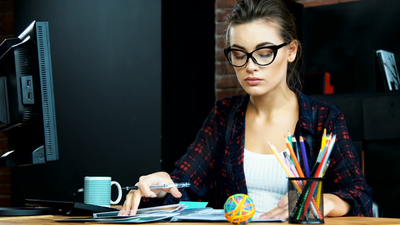 concepto de trabajar solo en la oficina