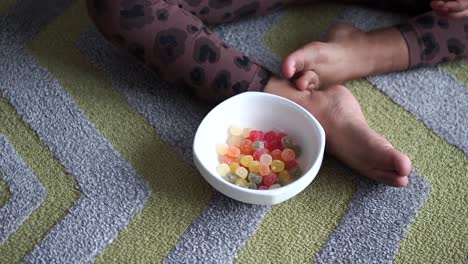 La-Mano-Del-Niño-Recoge-Dulces-Dulces,