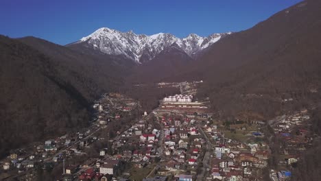 vista aérea de un pueblo de montaña en invierno