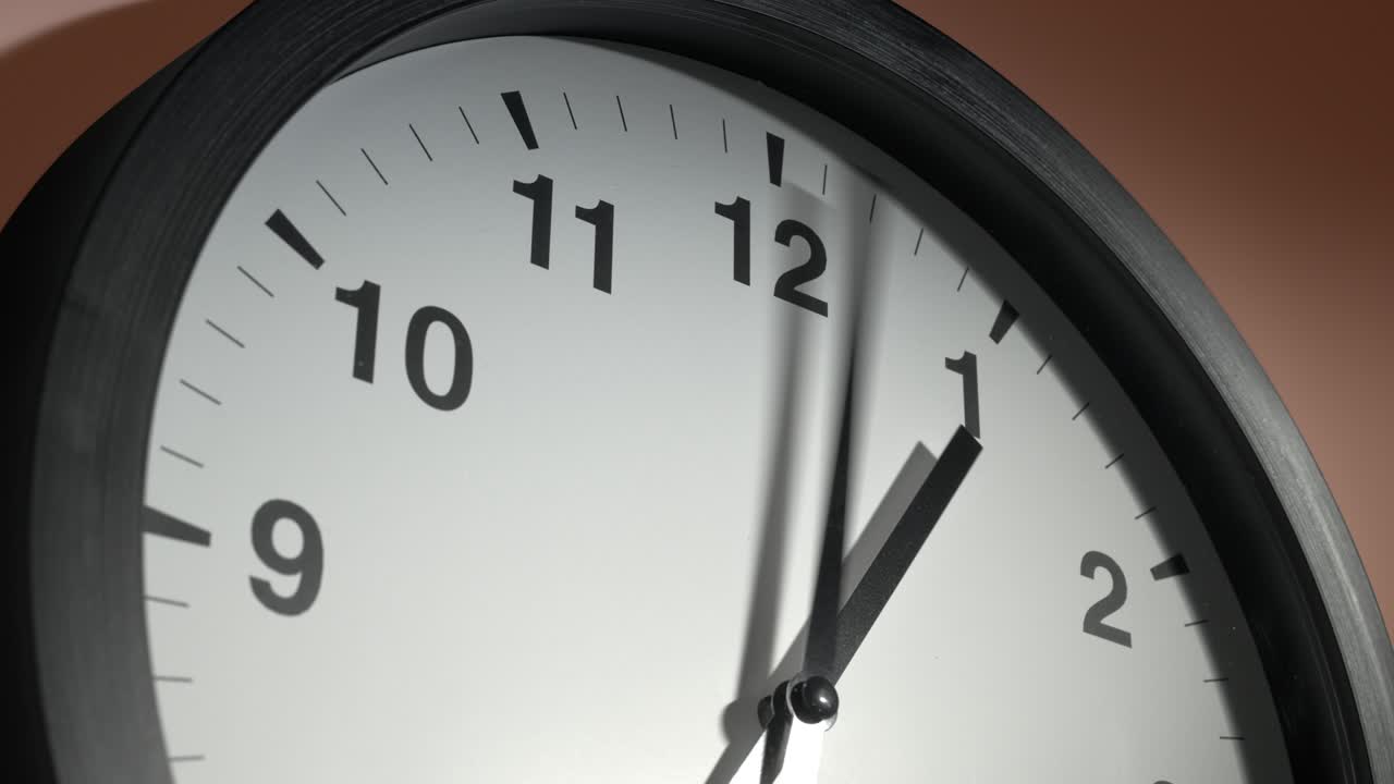 Quadrante dell'orologio su parete beige crema in time lapse