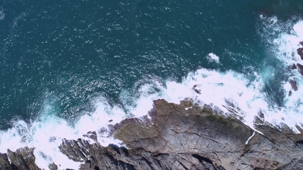vista aérea del mar tropical en la isla de phuket. hermosa superficie del mar increíbles olas paisaje marítimo vista de la montaña en phuket tailandia. imágenes de alta calidad de drone 4k