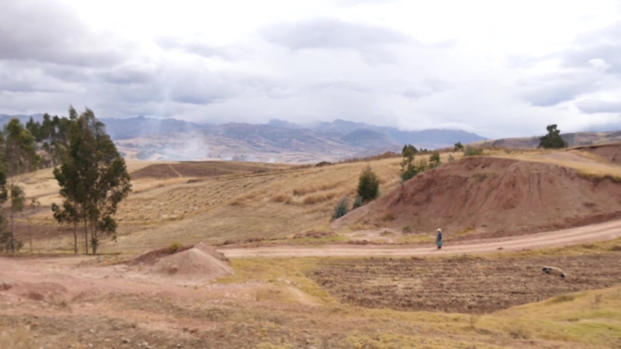 Guida in campagna in Sud America, vista sul ciglio della strada con un contadino che cammina