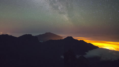 Timelapse-De-La-Vía-Láctea-Subiendo-En-El-Cielo-Despejado-De-La-Isla-De-La-Palma,-Islas-Canarias,-España