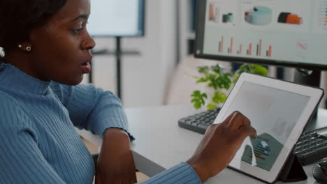 Black-handicapped-woman-entrepreneur-using-tablet