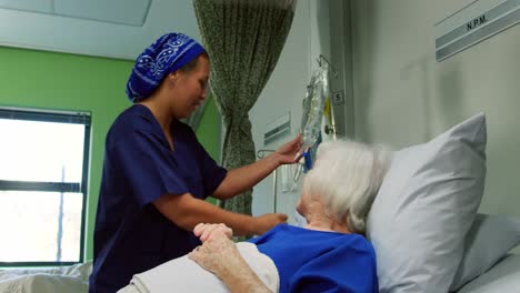 Nurse-interacting-with-active-senior-patient-4k