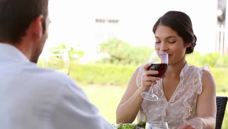 pareja feliz teniendo una comida romántica juntos