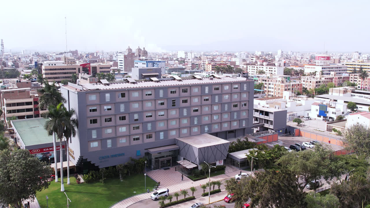 Bela e ampla tomada de drone com zoom do famoso e elegante hotel "Casa Andina" em Chiclayo, Peru, durante o dia.