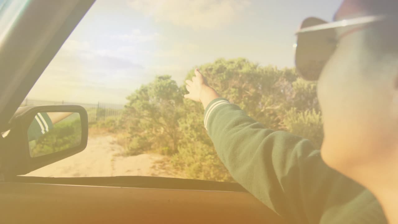 Animazione di donna birazziale con occhiali che guida una cabriolet.