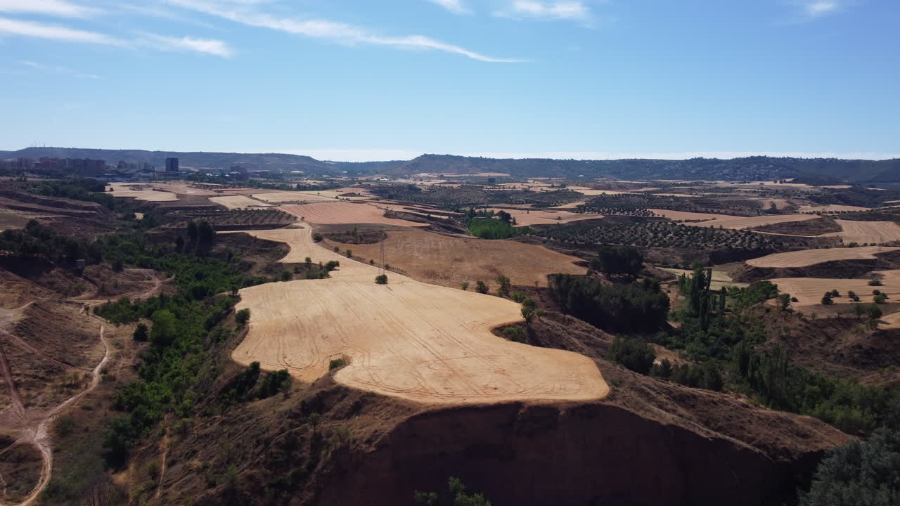 vista aérea de las tierras de cultivo y colinas españolas