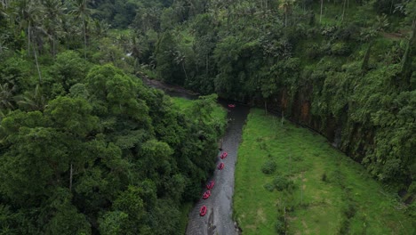 Rafting-En-Un-Río-Sinuoso-En-El-Este-De-Bali,-Indonesia.