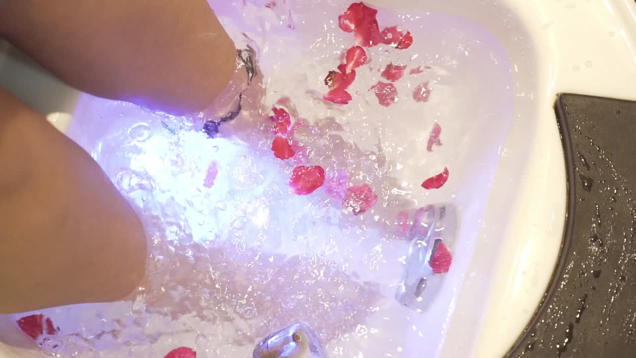 마사지 술집에서 페디큐어를 하는 알려지지 않은 사람의 발, 편안한 주말, 느린 동영상