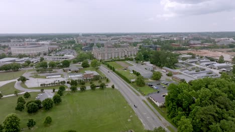 universidad de auburn en auburn, alabama con video de avión no tripulado de tiro ancho en movimiento hacia abajo