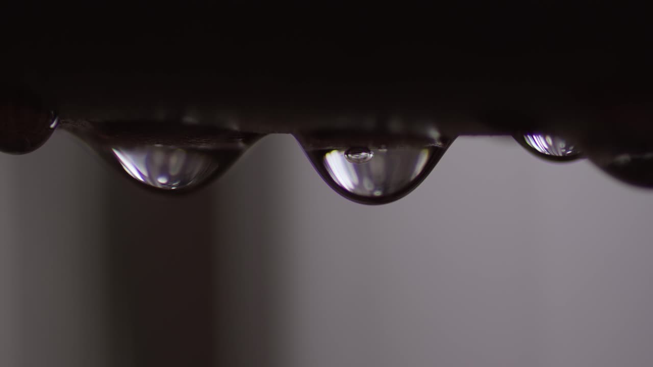 primer plano extremo - goteo de agua - fugas de tubería de plomería de metal