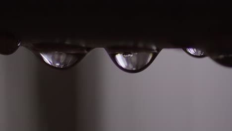 primer plano extremo - goteo de agua - fugas de tubería de plomería de metal