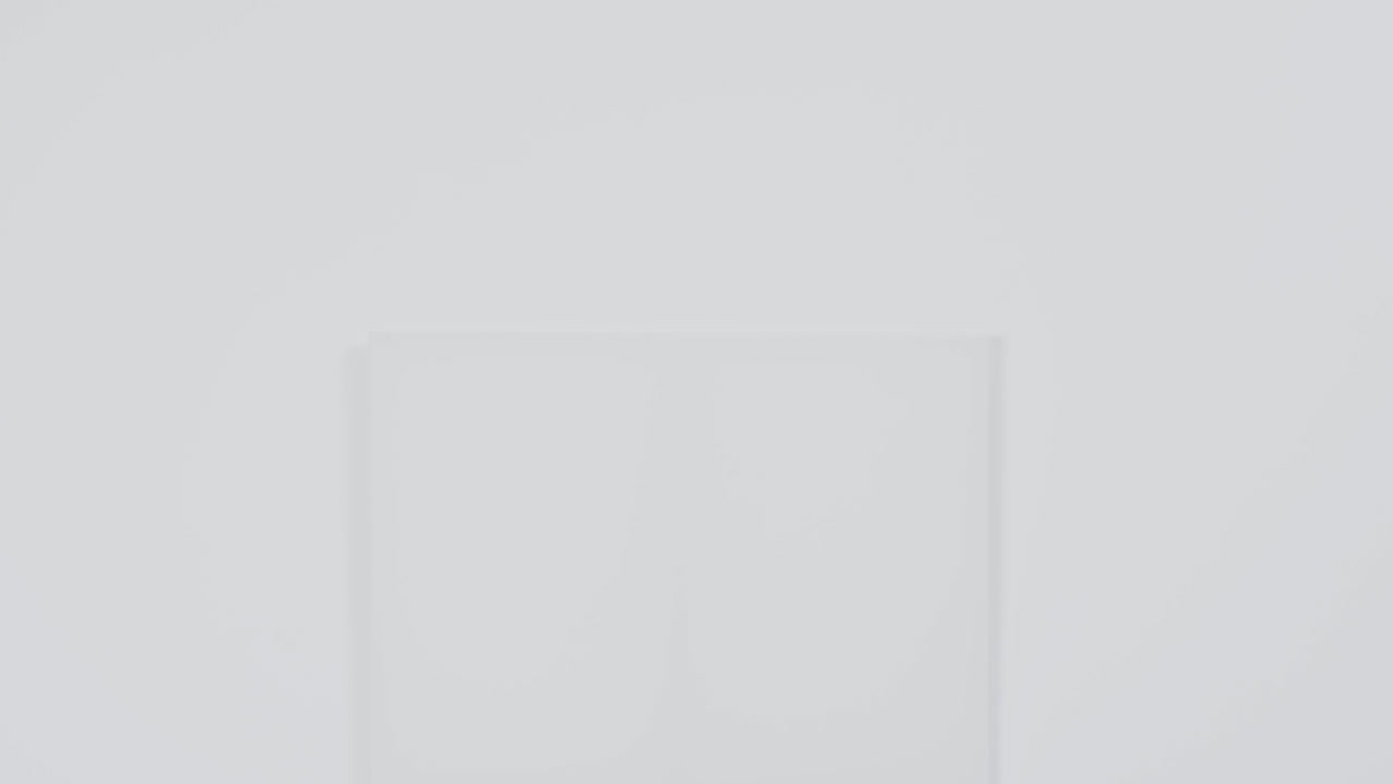 video vertical de un letrero de lienzo blanco con espacio de copia en un fondo blanco