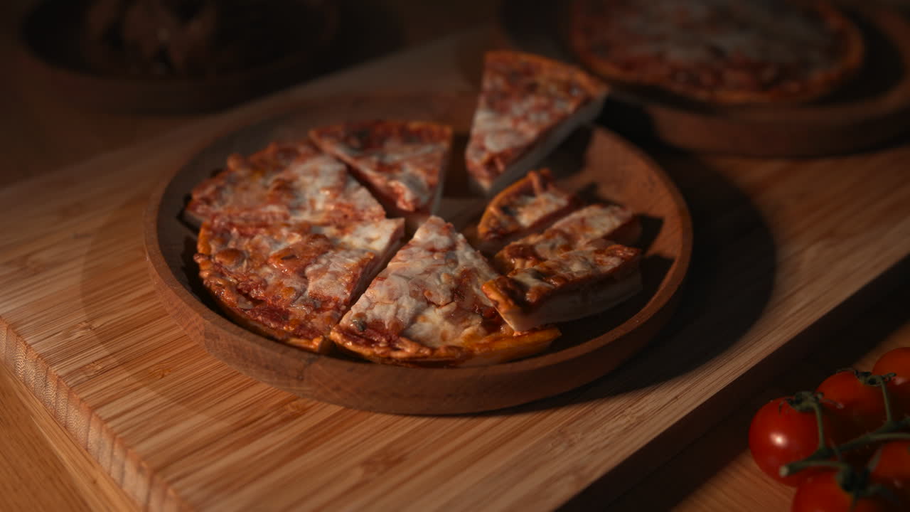 pizza en un plato de madera