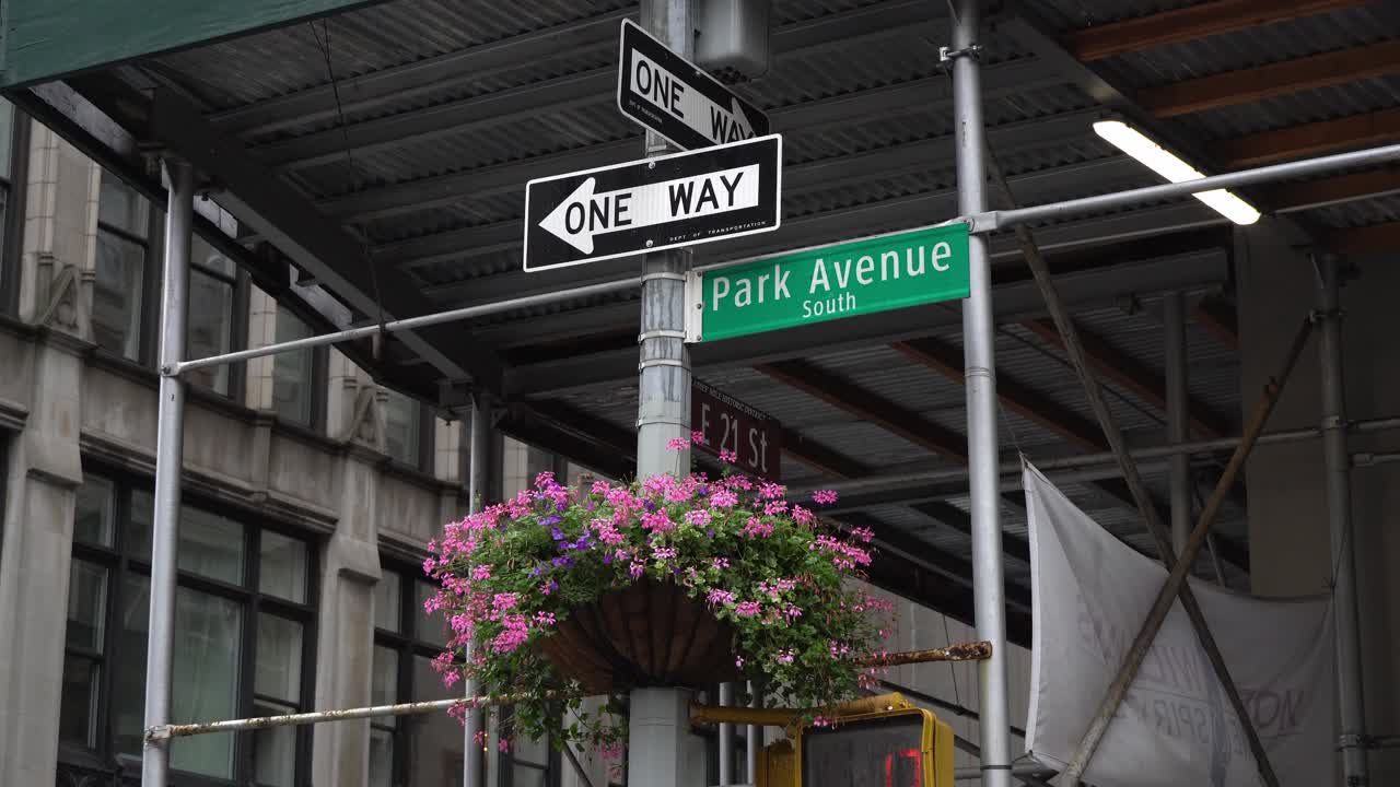señal de cruce peatonal unidireccional en park avenue south, nueva york en un día lluvioso