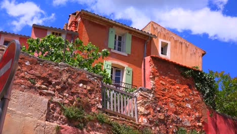 La-Pintoresca-Ciudad-Francesa-De-La-Colina-De-Rosellón,-Francia,-Con-Sus-Coloridos-Edificios,-Es-Un-Punto-Culminante-De-Provence-1