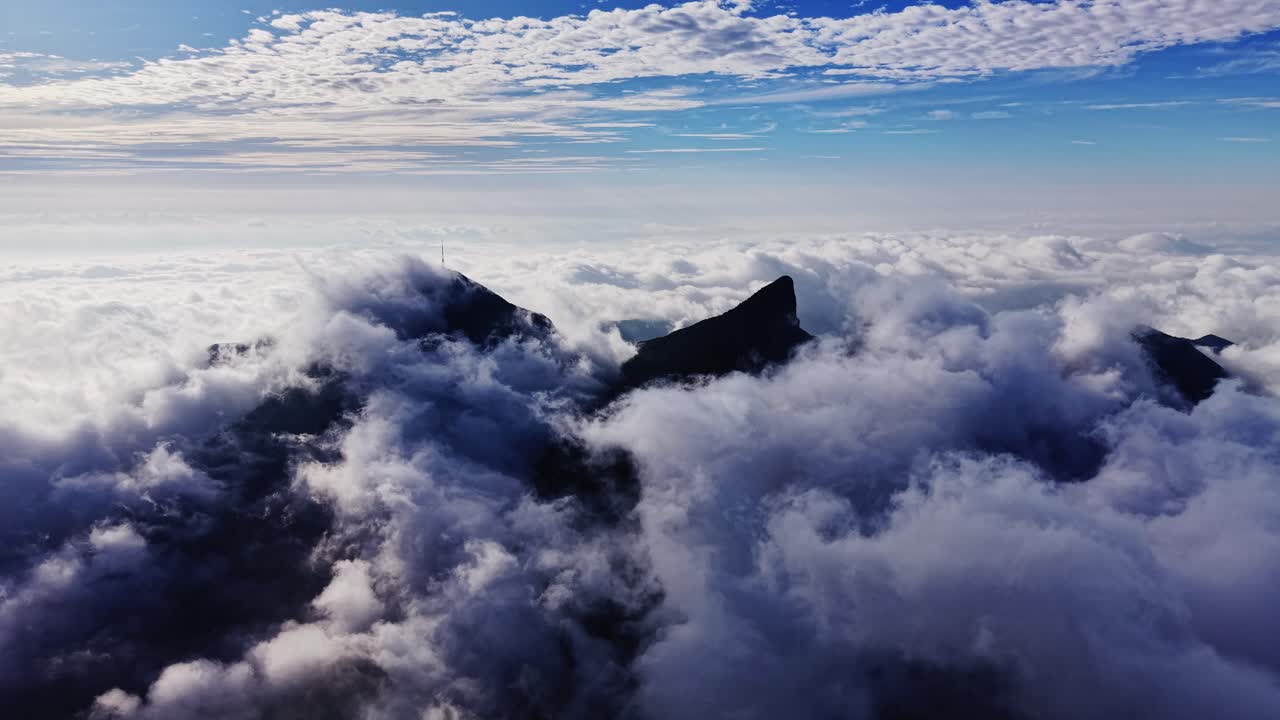 Cime montuose coperte di nuvole, sensazione di serenità e bellezza naturale