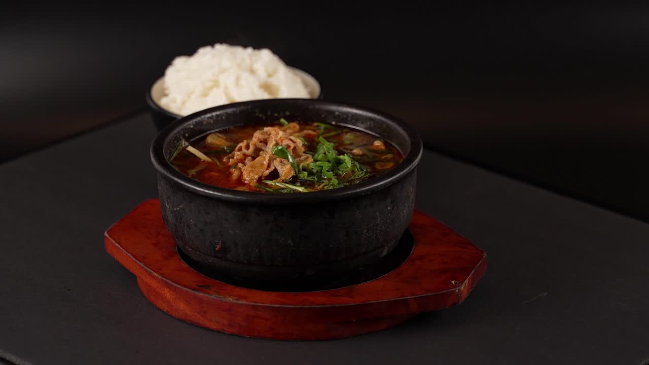 A hearty, spicy beef stew with rich broth and fragrant vegetables, perfect with rice. 얼큰한 소고기 국물에 향긋한 채소가 더해져 밥과 잘 어울리는 한 그릇