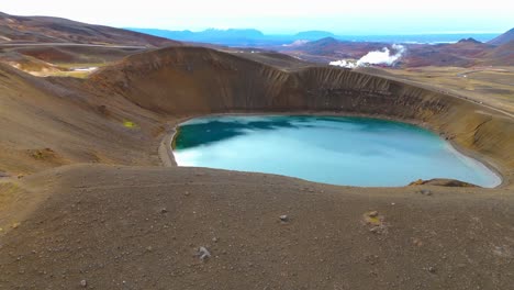 Vista-Aérea-Del-Lago-Del-Cráter-Geotérmico-Volcánico,-Agua-Turquesa,-En-Islandia