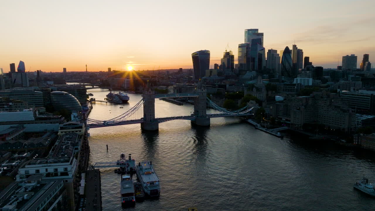 Tower Bridge en de skyline van Londen bij zonsondergang