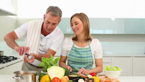 Pareja-Madura-Preparando-La-Cena-Juntos