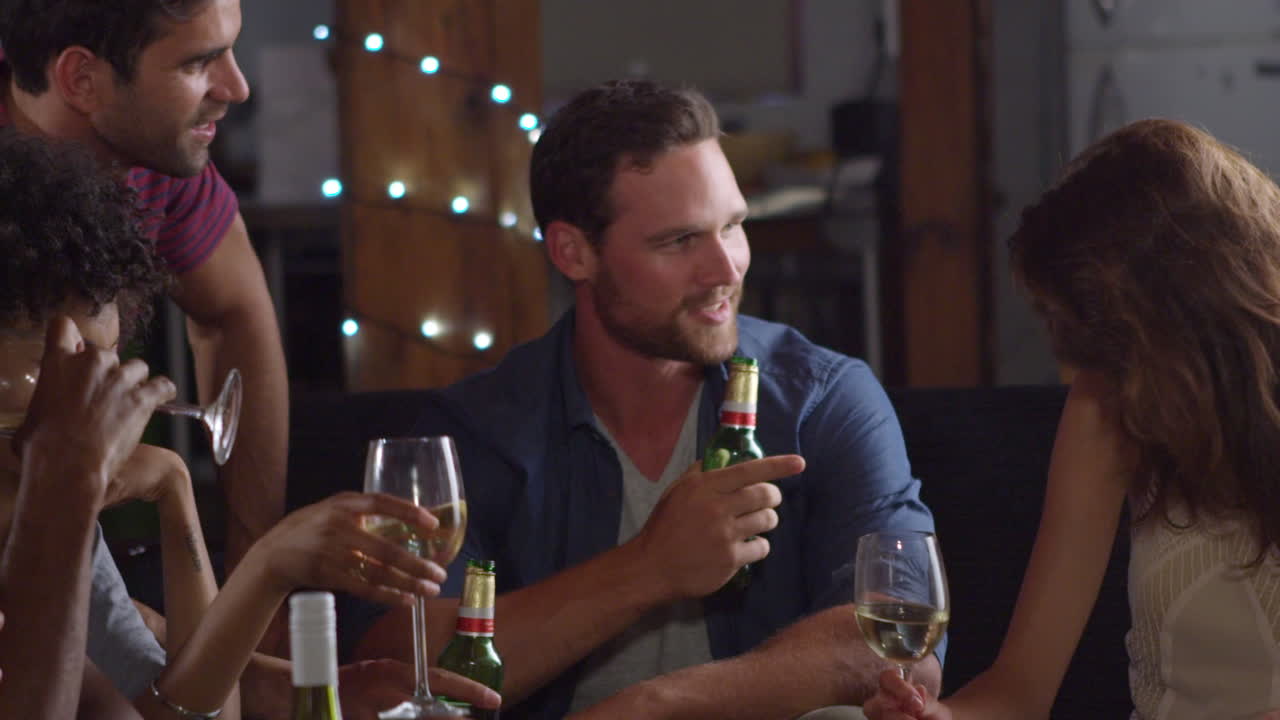 amigos adultos jóvenes haciendo un brindis en una fiesta de casa, de cerca, filmado en r3d