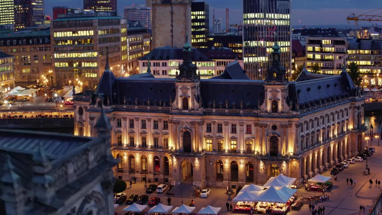 Vista aerea di una città europea di notte con un edificio storico illuminato