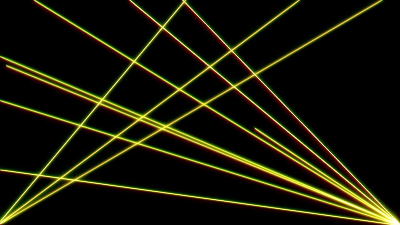 disparos de láseres de luz. rayos láser púrpura bailan en un club nocturno o festival de música. alpha luma matte incluido. video en 4k