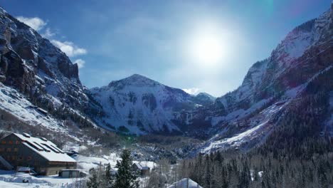 Vista-De-Dron-De-Pasos-De-Paso-De-Oso-Negro-En-Teluride,-Colorado-Mirando-Hacia-El-Sol