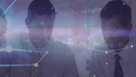 animación de la red de conexiones con el procesamiento de datos sobre la gente de negocios caucásica hablando