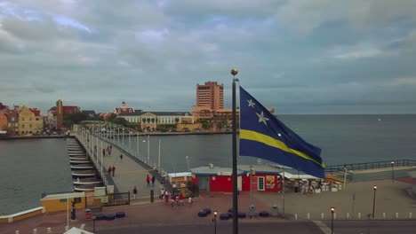 Todos-Ustedes-Ven-La-Bandera-De-Curacao-Y-El-Patrimonio-Unisco-&quot;handel-Kade&quot;-De-La-Isla-De-Curacao