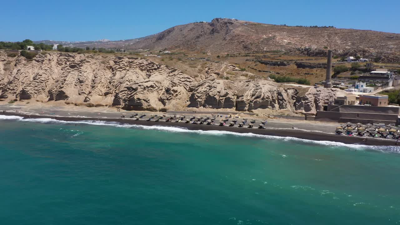 antena de isla griega, acantilados rocosos y olas de agua azul en el mar mediterráneo en playa blanca en santorini, grecia