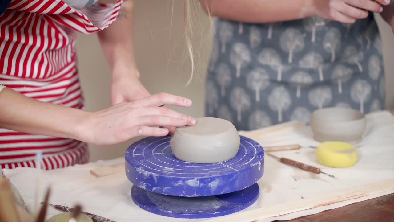 도자기 바 에 점토 를 는 여자 들