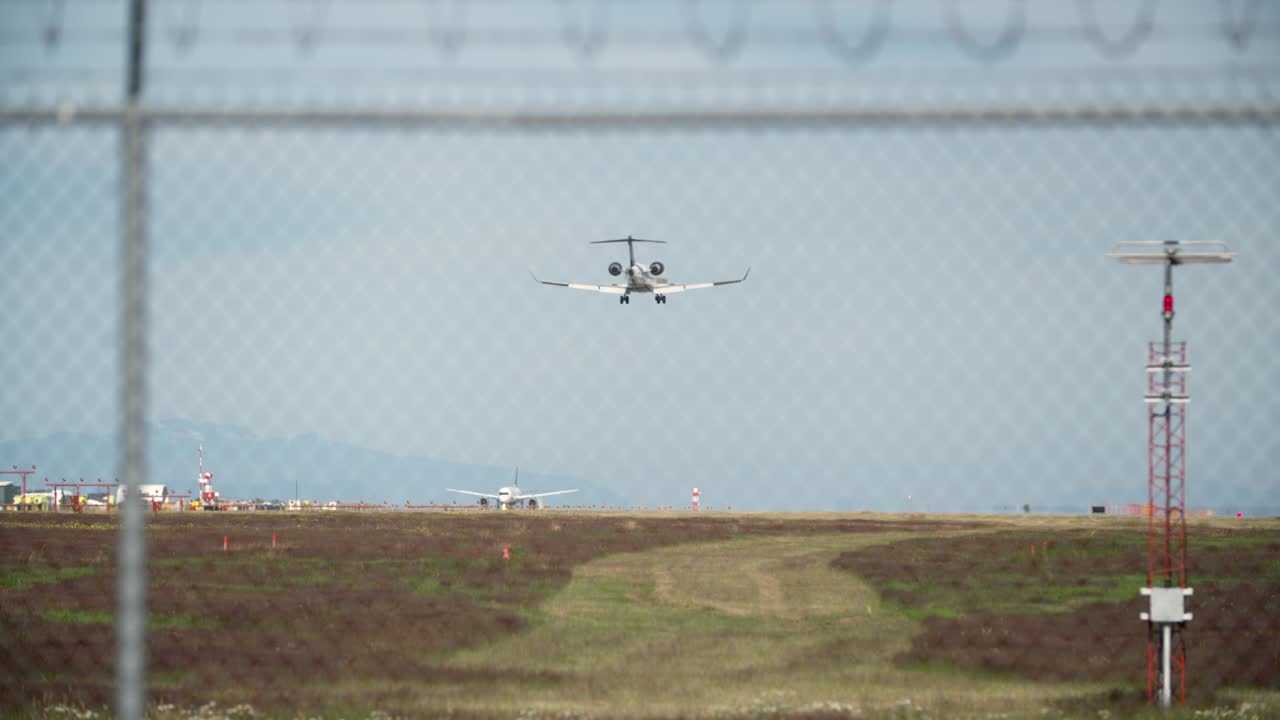 avión de reacción tocando el suelo 4k uhd