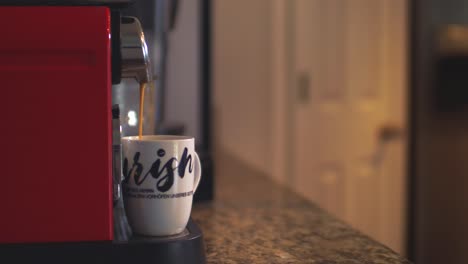 el espresso gotea lentamente en una taza de café y luego se toma con la mano