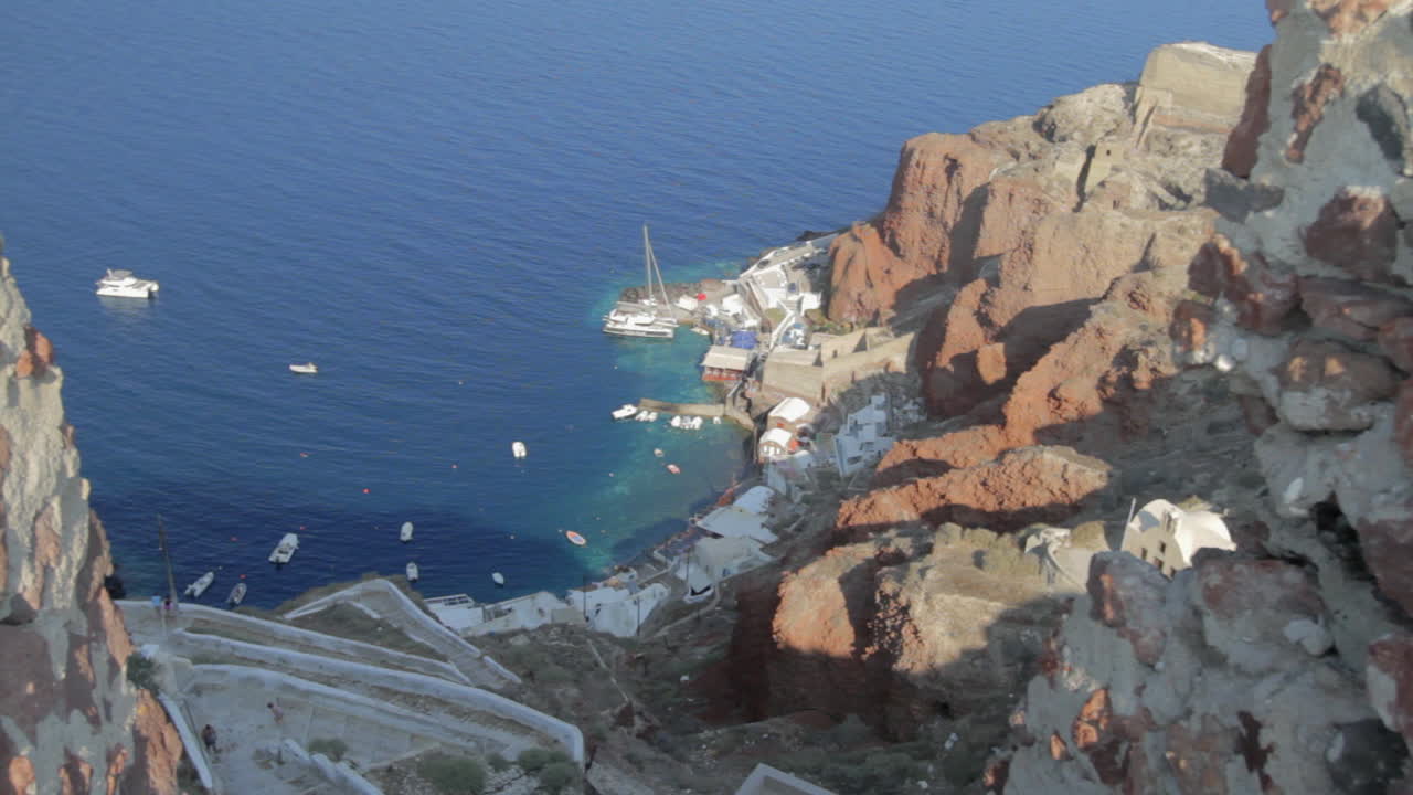 작은 어항과 그곳으로 이어지는 가파른 계단을 높은 각도에서 촬영했습니다.