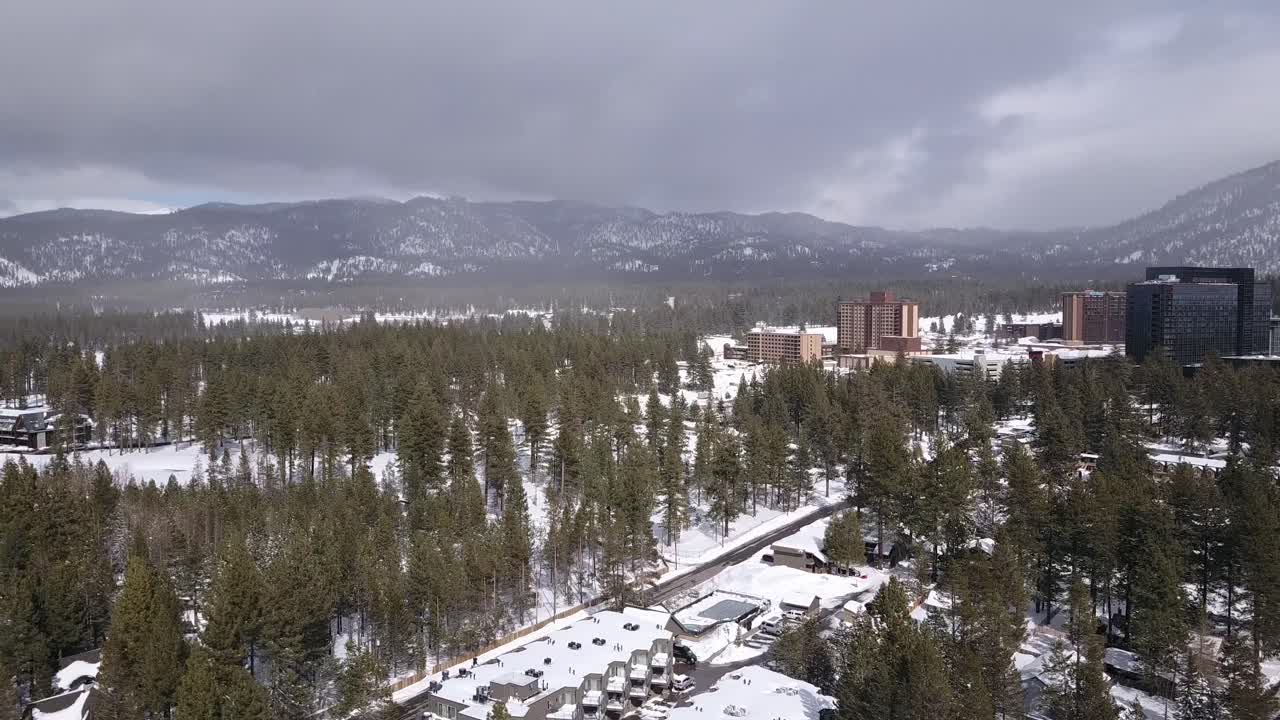 toma panorámica aérea del lago tahoe nevada california usa durante la temporada de nieve