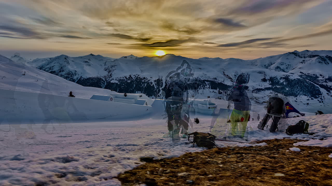 이탈리아 일몰 동안 리비뇨 나인 나이트 이벤트에서 사람들의 저속 촬영