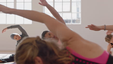 clase de yoga mujer joven con sobrepeso haciendo ejercicio practicando posturas estirando el cuerpo disfrutando de un estilo de vida saludable para perder peso en el gimnasio