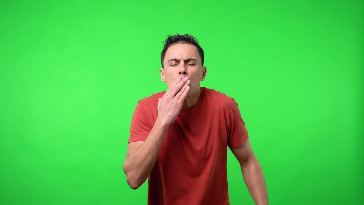 Uomo con la maglietta rossa che manda baci appassionati con la mano