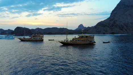 Tres-Cruceros-Anclados-Frente-A-La-Isla-Padar,-Cerca-De-Komodo-En-Indonesia,-Capturados-Desde-Un-Dron-Durante-La-Noche.